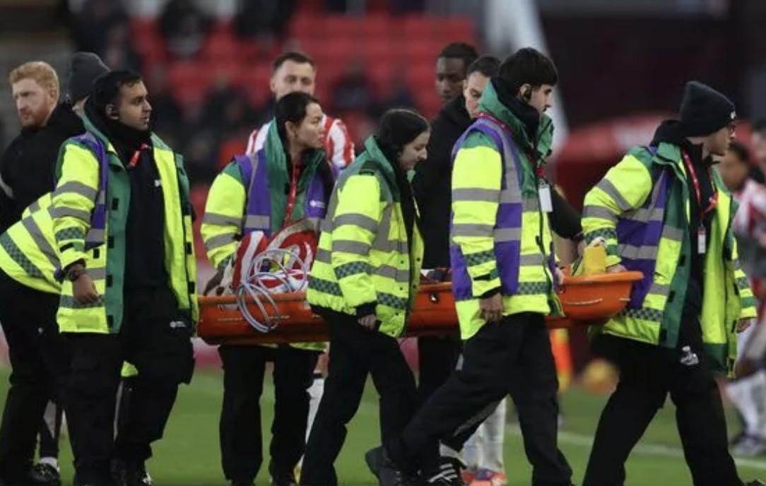 曼城外租至斯托克城的穆巴马在对阵QPR时受伤，被担架抬出场