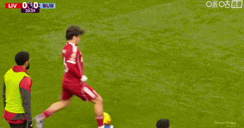 第32分钟，加克波造点，索博斯洛伊主罚劲射击中横梁